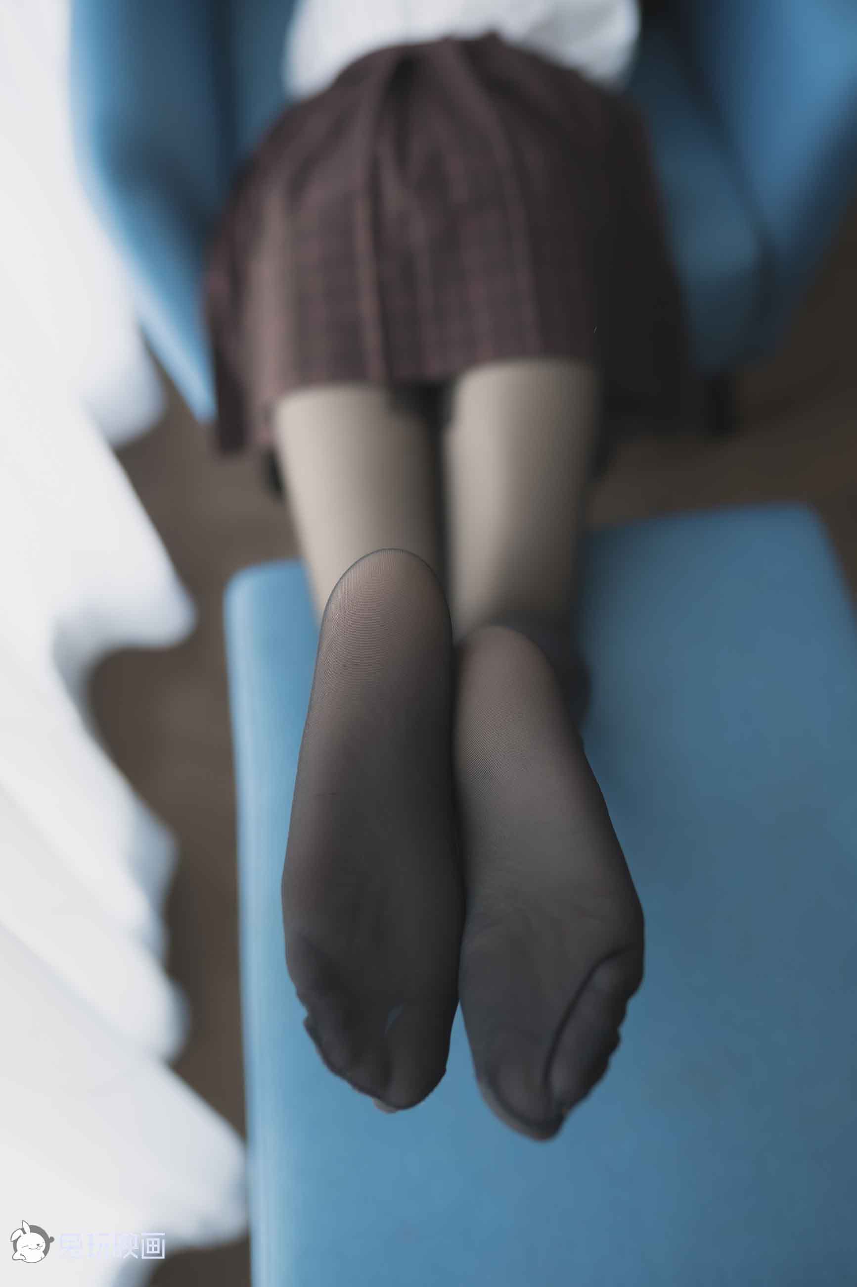 [兔玩映画]B88.004蓝椅子上的黑丝少女插图2